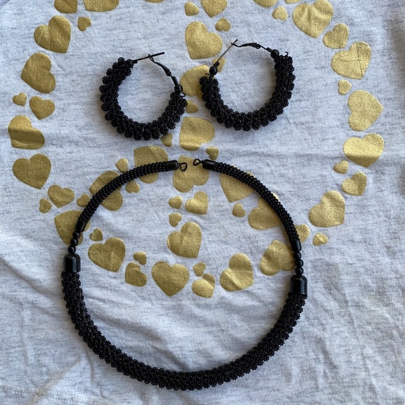 Stylish necklace and earring set - Picture 2 of 4